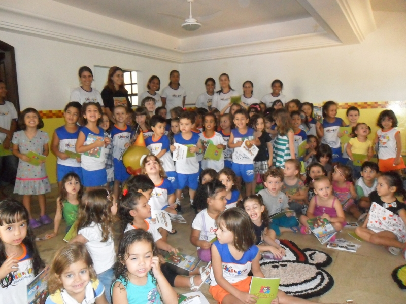 A escola de educação infantil Lápis de cor recebe os Macakids com muito carinho